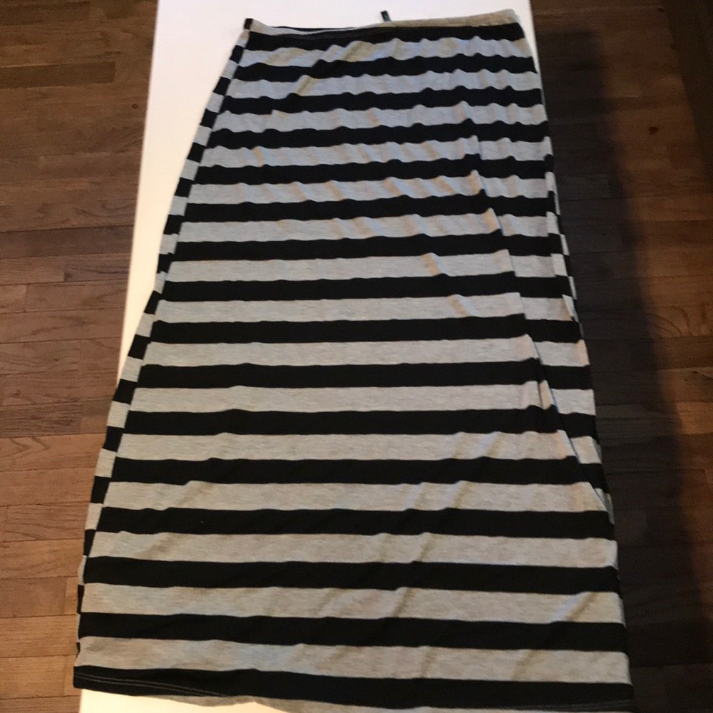 Lightweight Black & Gray Striped skirt - Picture 5 of 7